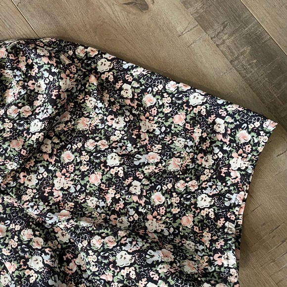 🆕NWT- LEVI’S FLORAL CROP TOP. BRAND NEW WITH TAGS. (Best offer$) - Picture 3 of 6